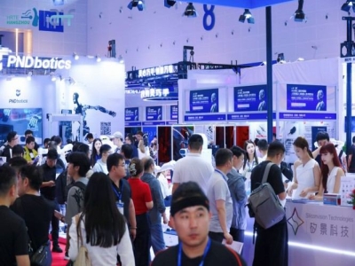 整机展示专区盛大开放！全尺寸人形机器人、工业作业机器人、康养陪护机器人齐聚杭州！